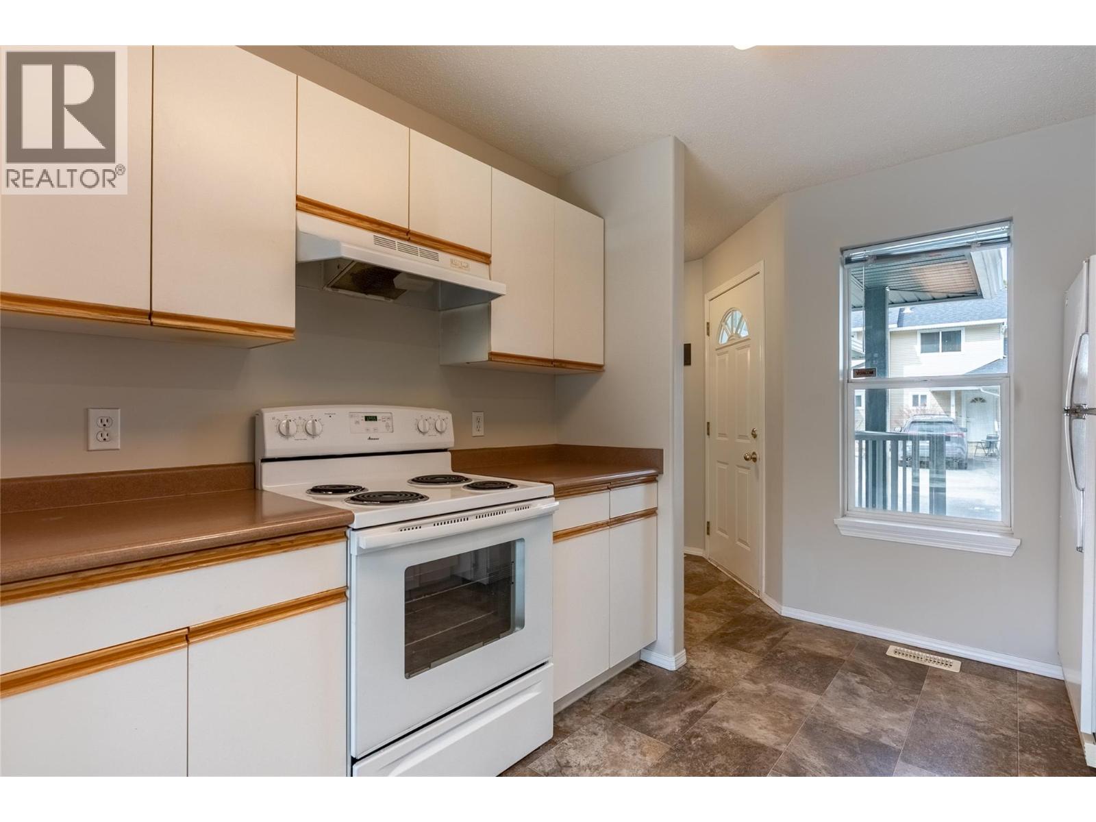 #83 1920 HUGH ALLAN DRIVE - 5