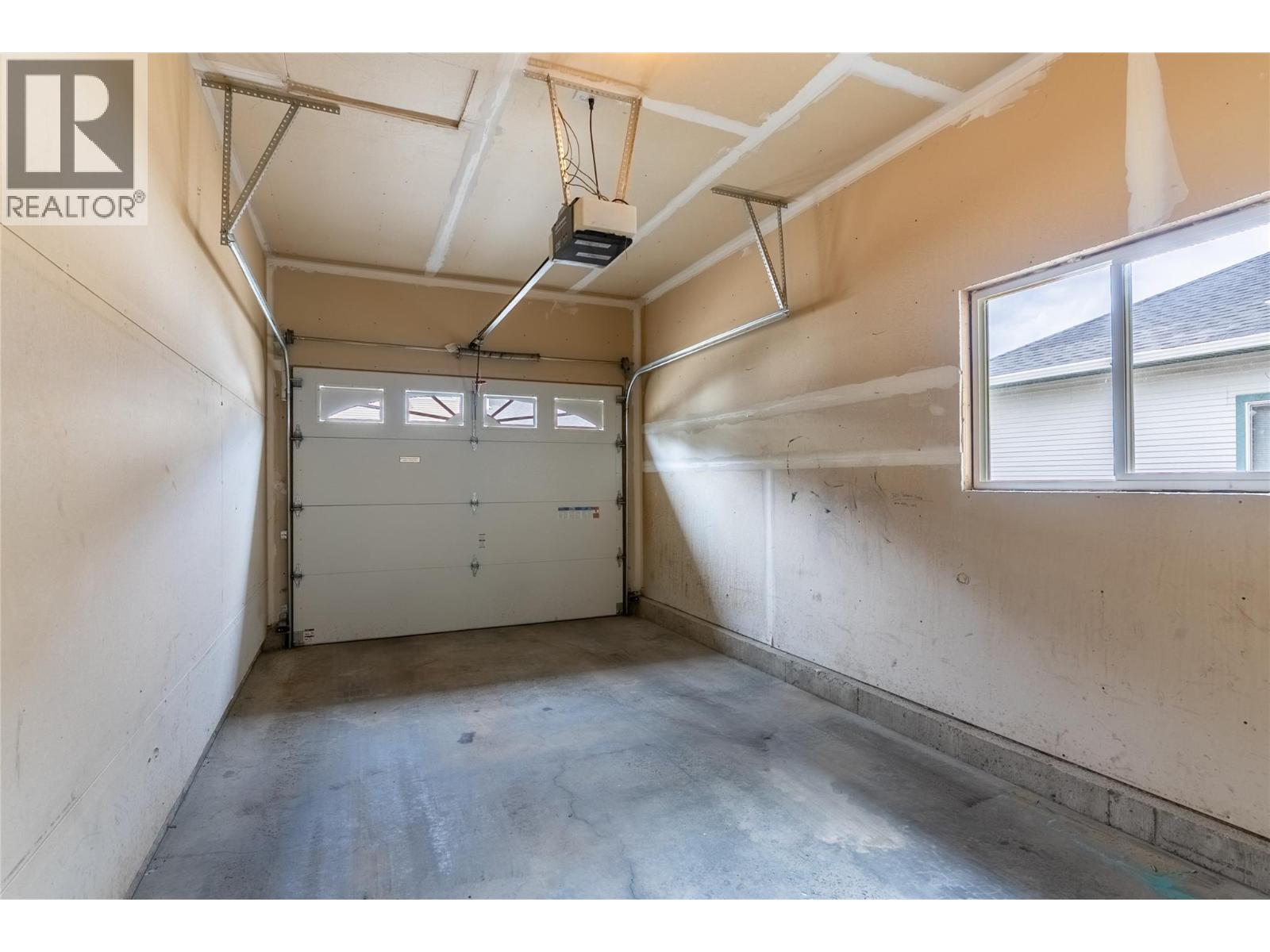 #83 1920 HUGH ALLAN DRIVE - 24