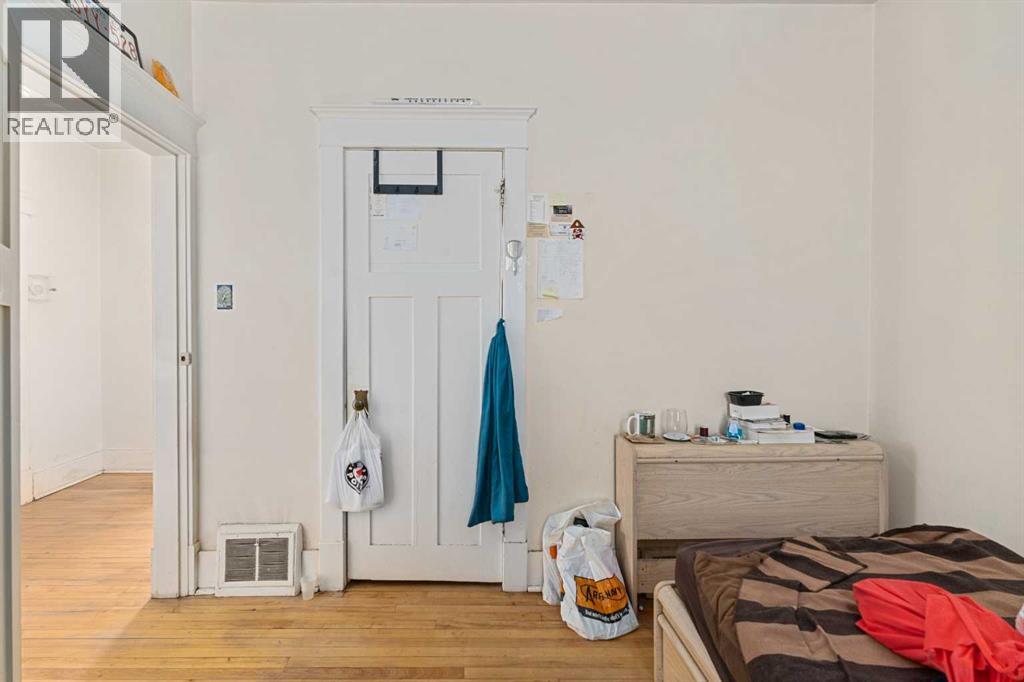 216 15 AVENUE NW - 14