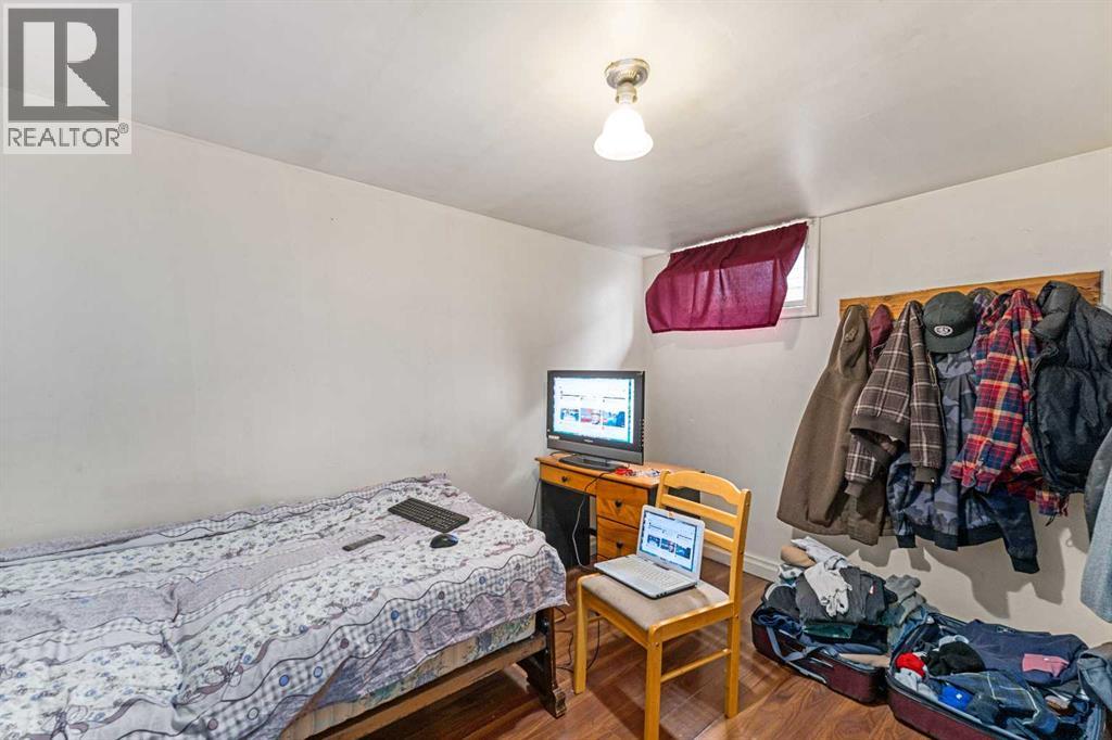 216 15 AVENUE NW - 24