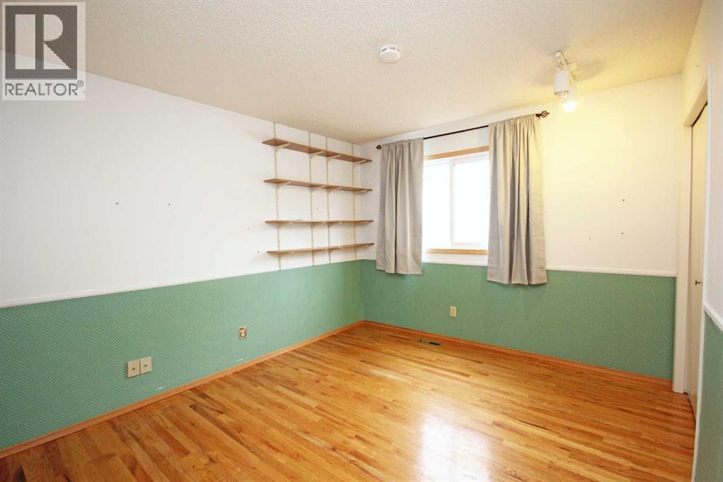 Single Family House 4 Level for Sale in  Woodglen Rise SW Woodbine Calgary 