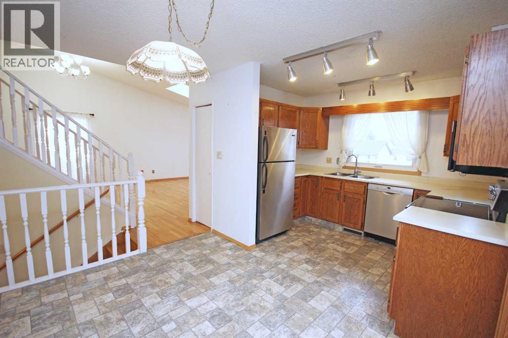 Single Family House 4 Level for Sale in  Woodglen Rise SW Woodbine Calgary 