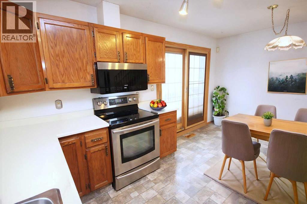 Single Family House 4 Level for Sale in  Woodglen Rise SW Woodbine Calgary 