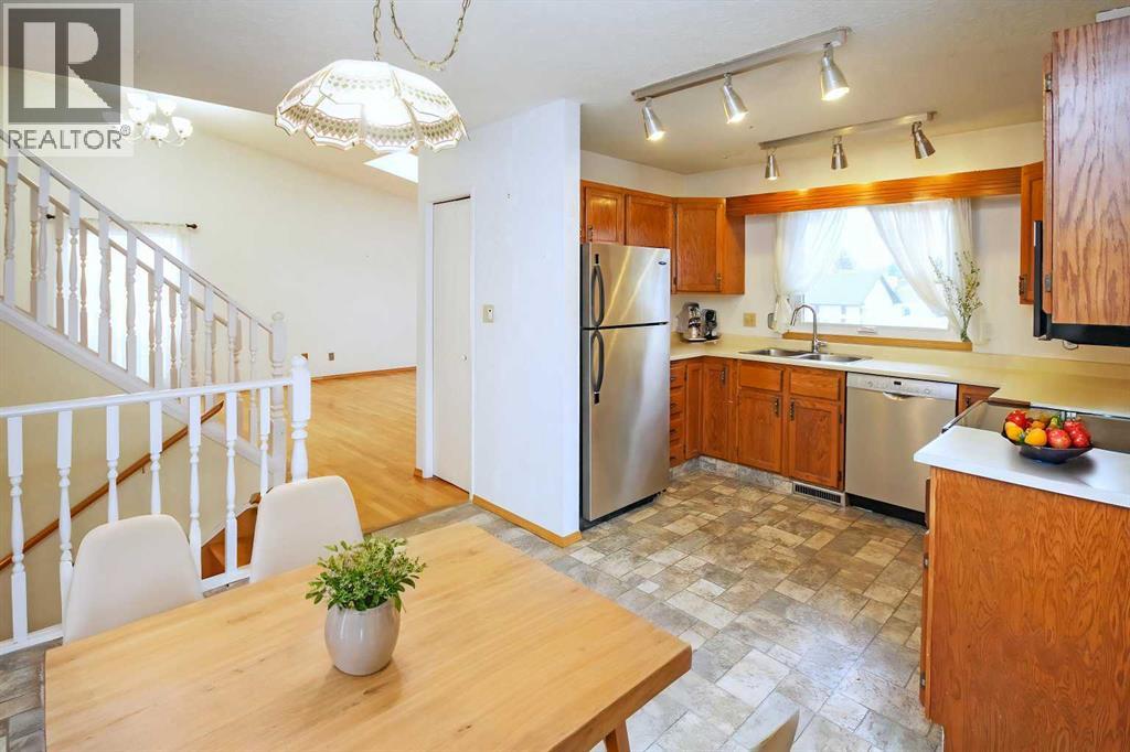 Single Family House 4 Level for Sale in  Woodglen Rise SW Woodbine Calgary 