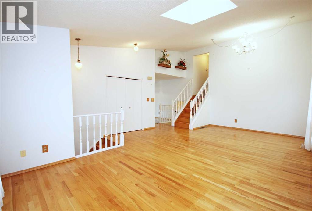 Single Family House 4 Level for Sale in  Woodglen Rise SW Woodbine Calgary 