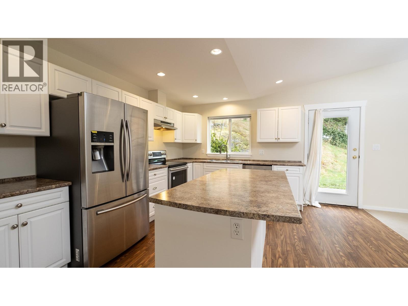 5839 TRAIL AVENUE, Sechelt