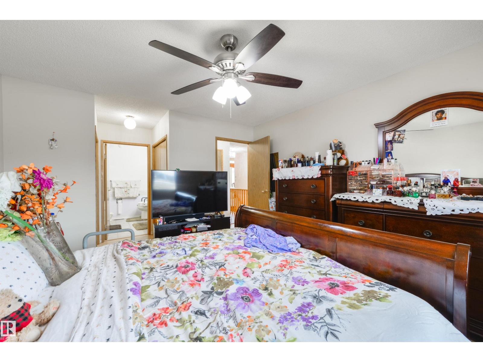 10840 25 AV NW, Edmonton