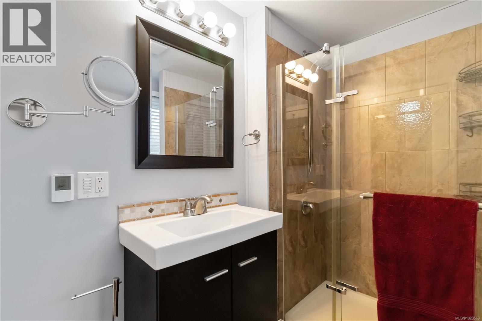 #4 5838 BLYTHWOOD RD - 19