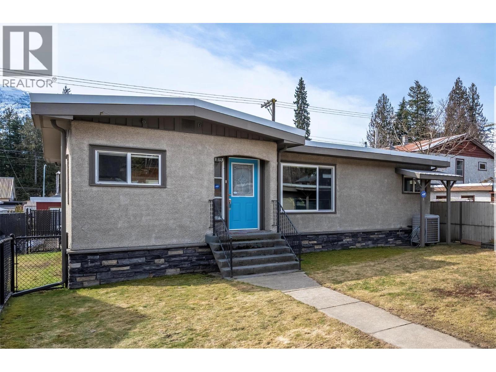  819 Victoria Road West, Revelstoke