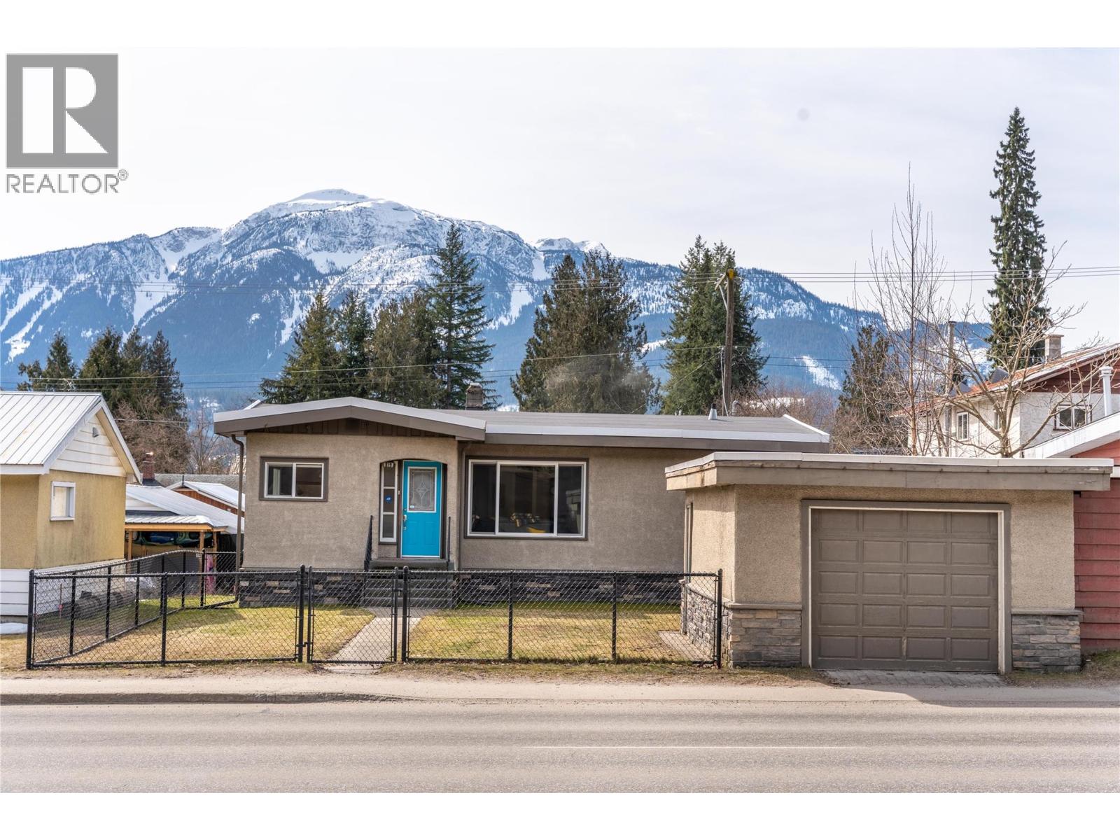 819 Victoria Road W, Revelstoke