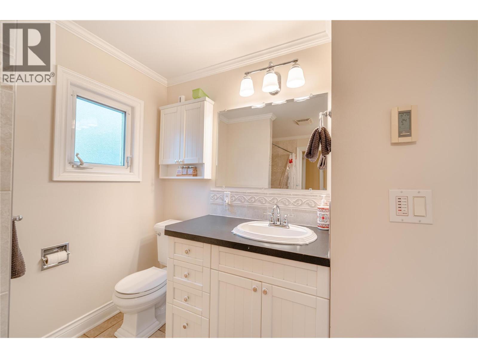 819 Victoria Road W, Revelstoke