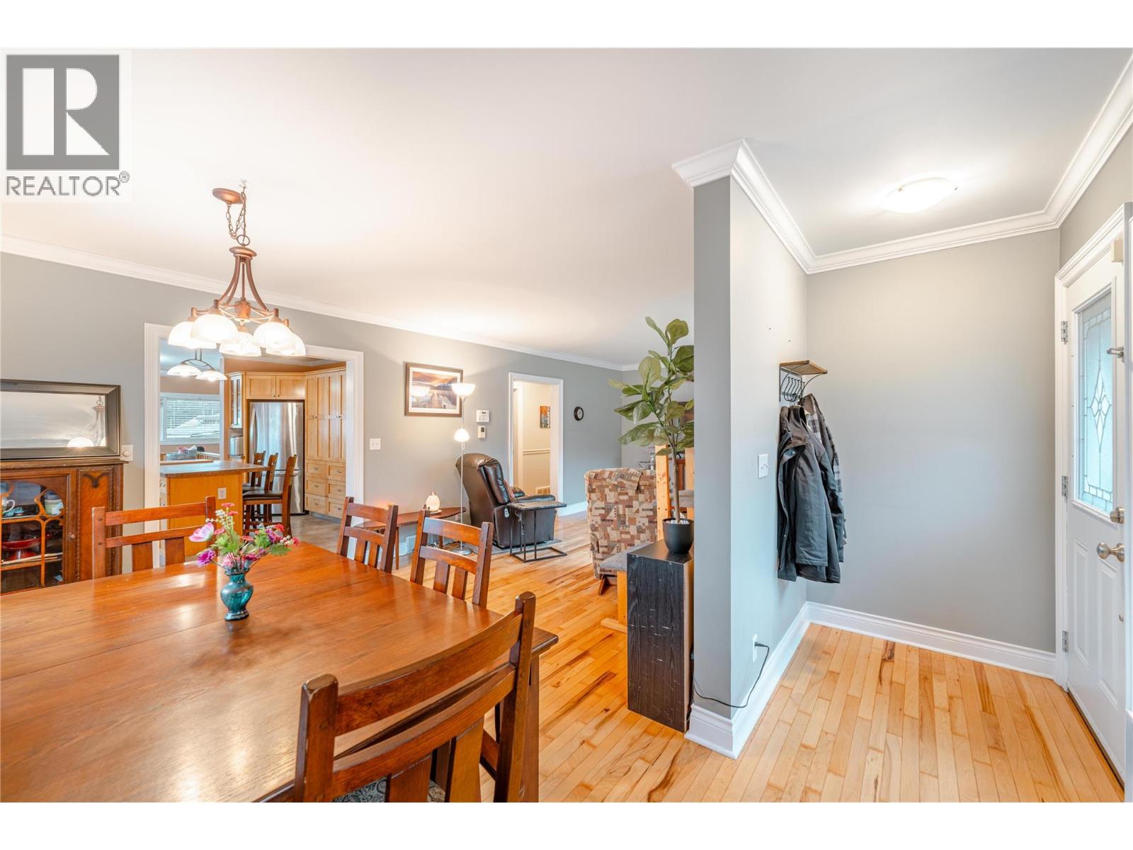 819 Victoria Road W, Revelstoke