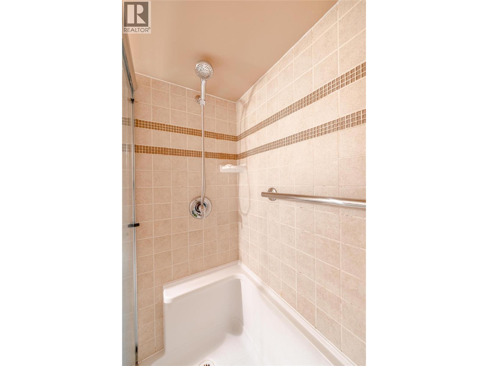 819 Victoria Road W, Revelstoke