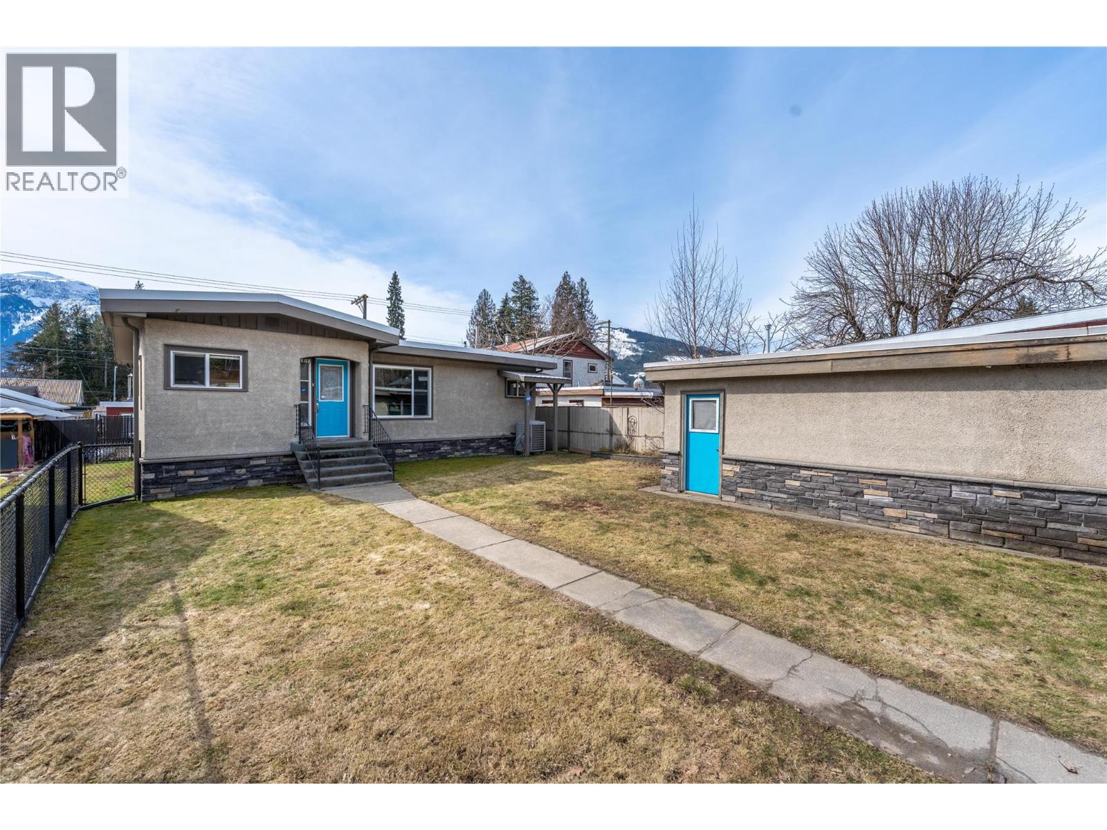 819 Victoria Road W, Revelstoke