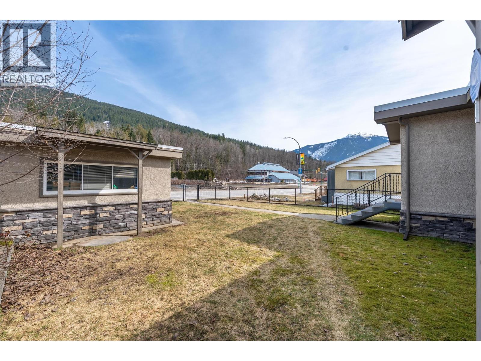 819 Victoria Road W, Revelstoke