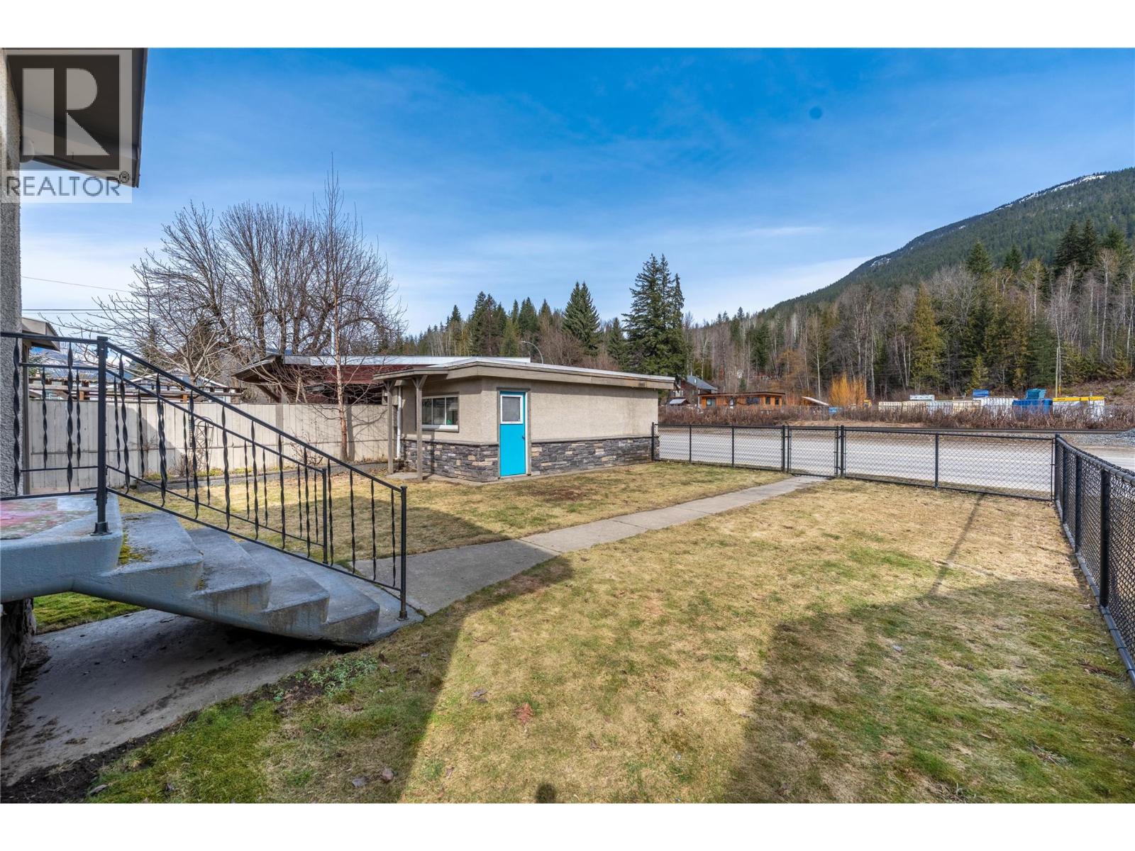 819 Victoria Road W, Revelstoke