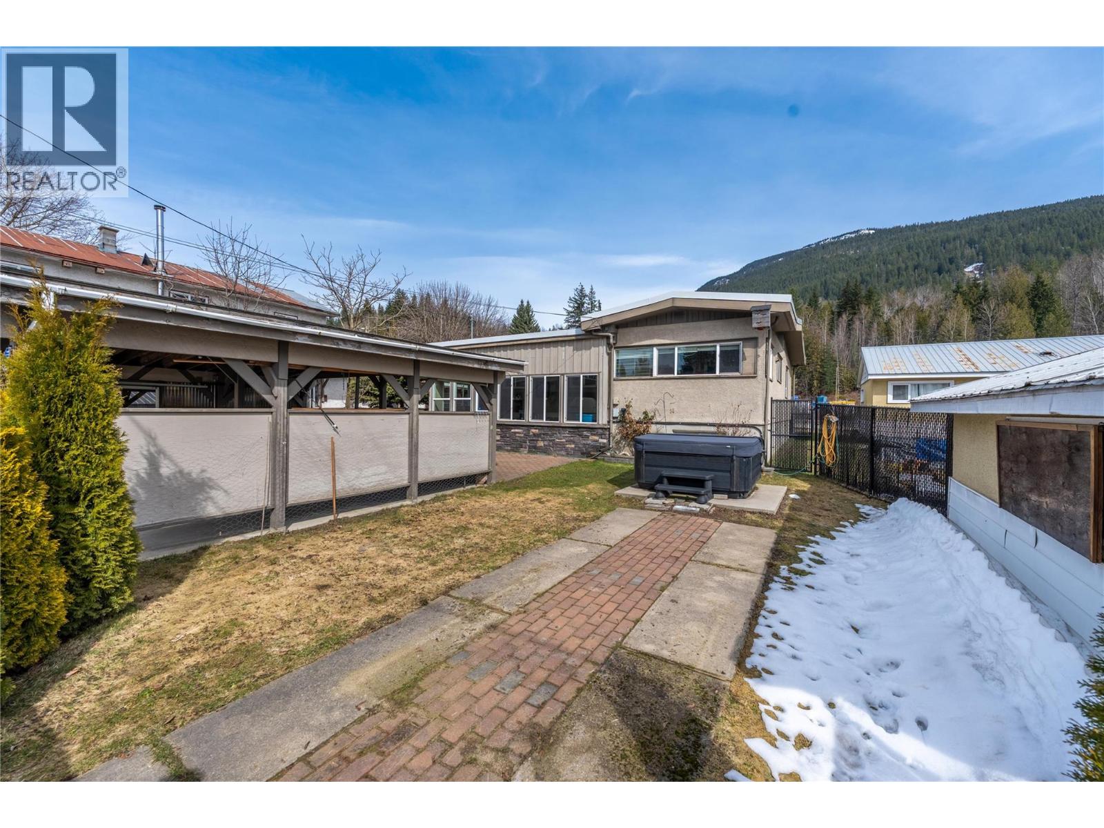 819 Victoria Road W, Revelstoke