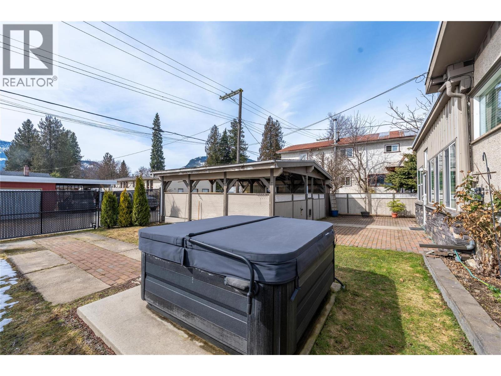 819 Victoria Road W, Revelstoke