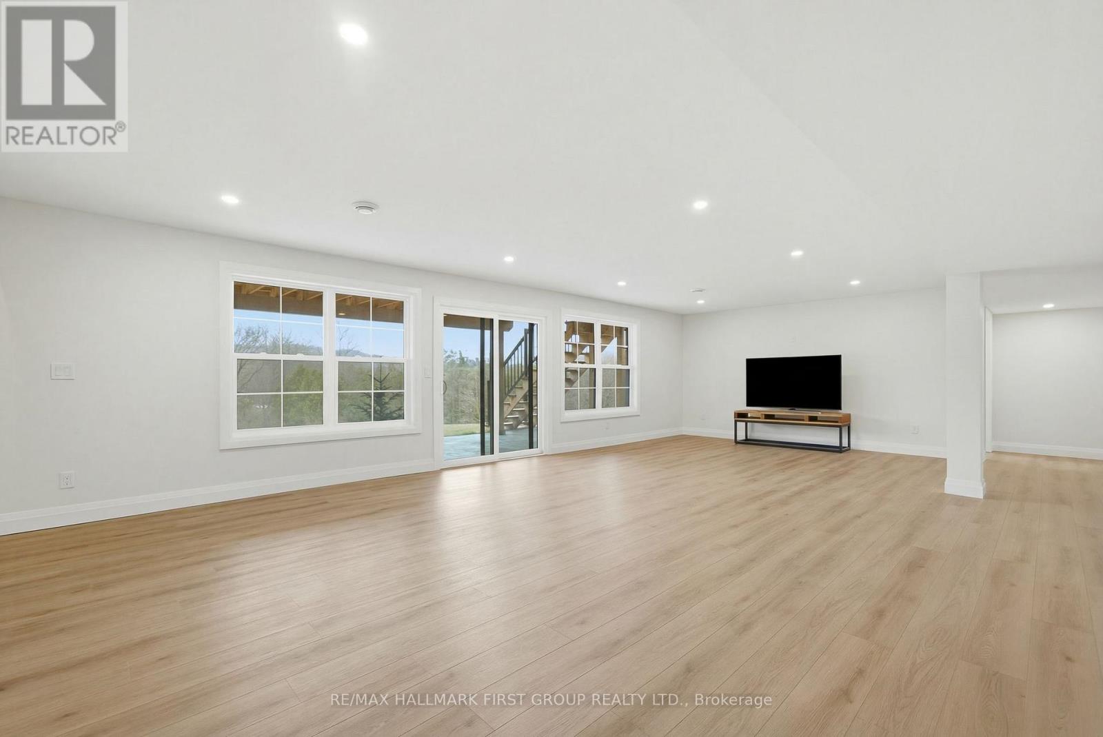 8 ARCHIBALD COURT - 38