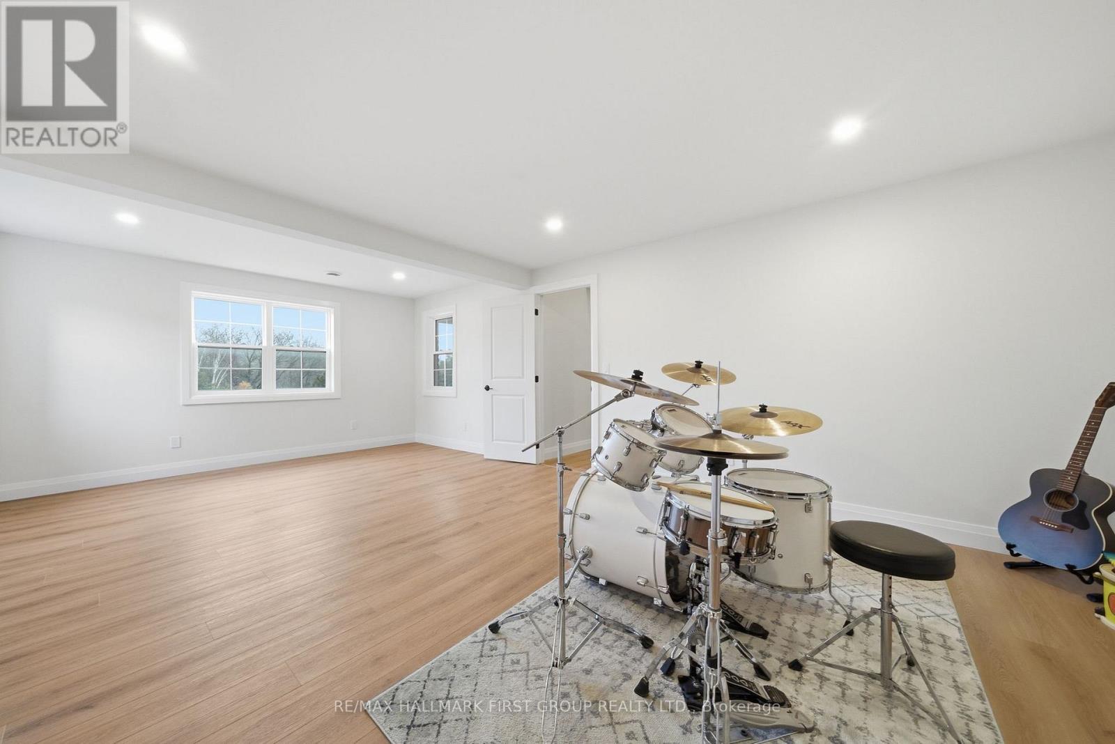 8 ARCHIBALD COURT - 40