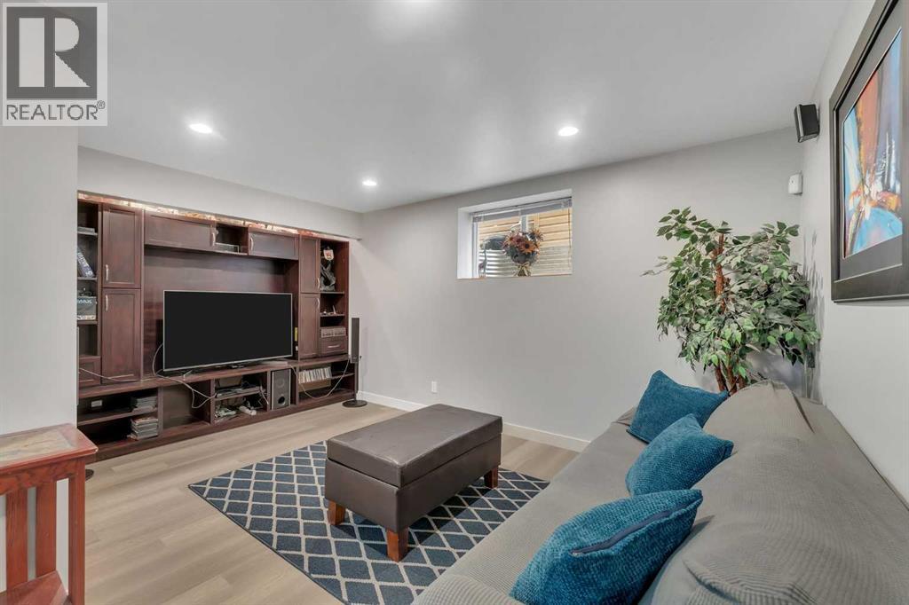 Single Family House for Sale in  Everhollow Rise SW Evergreen Calgary 