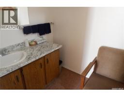 143 Railway Avenue, Coronach, SK S0H0Z0 Photo 11