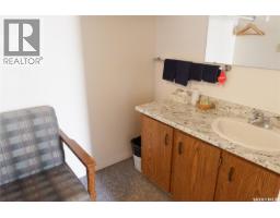 143 Railway Avenue, Coronach, SK S0H0Z0 Photo 17