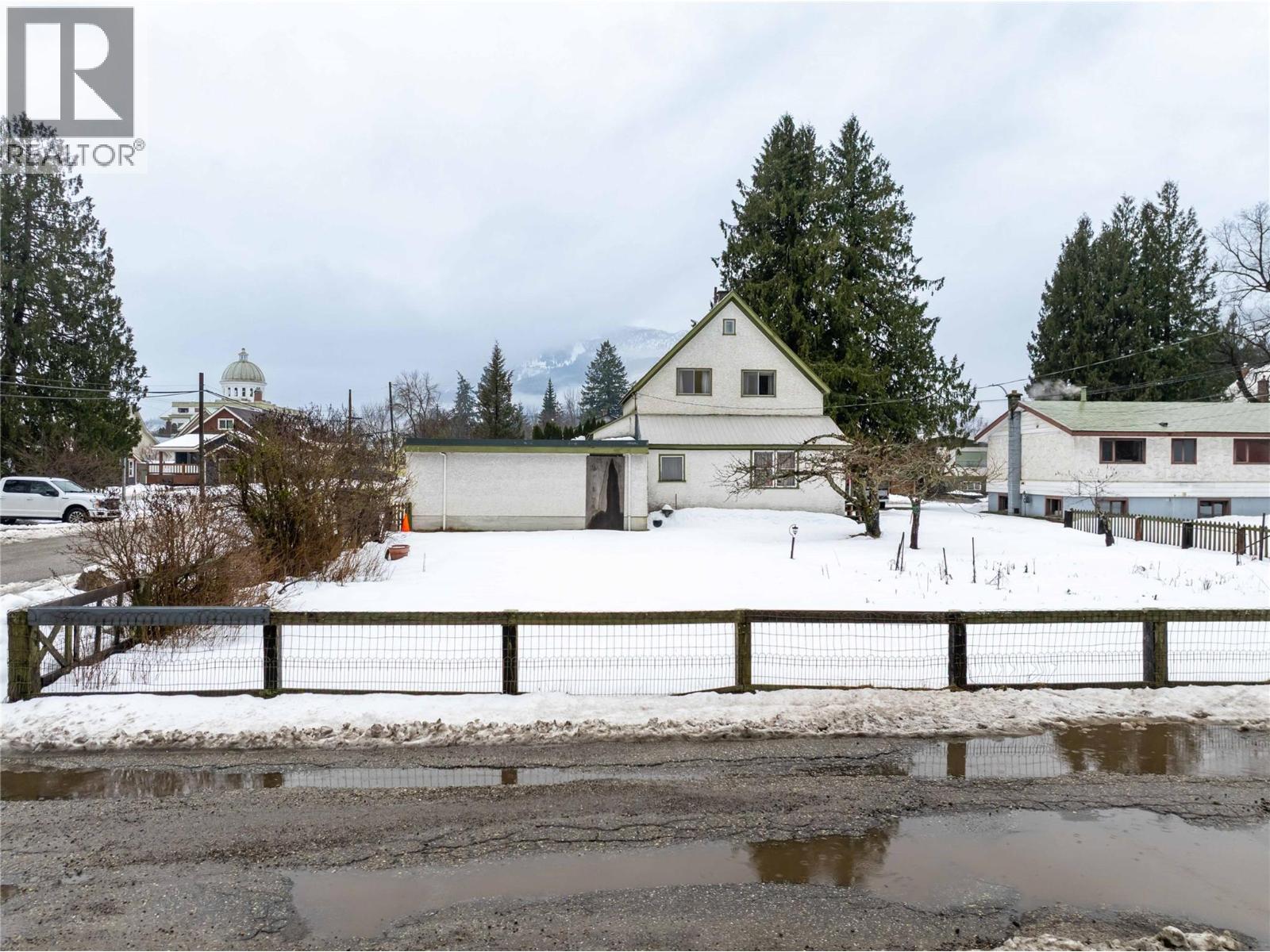 1202 First Street, Revelstoke