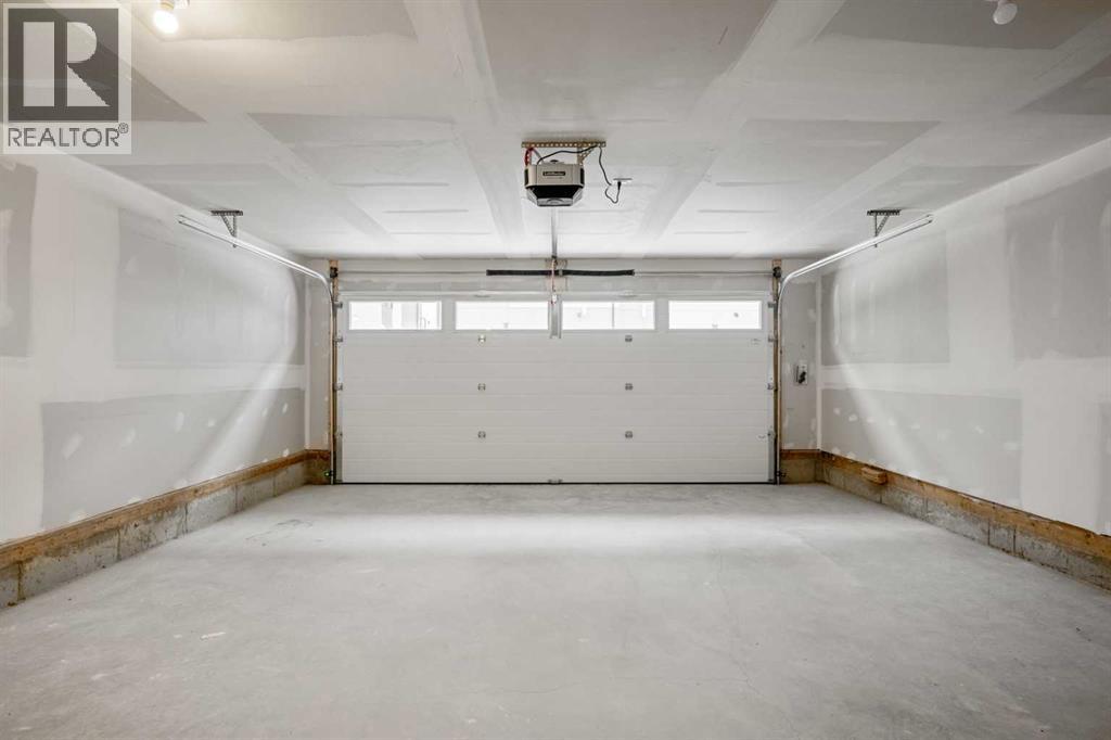 8323 8 Avenue SW - 32