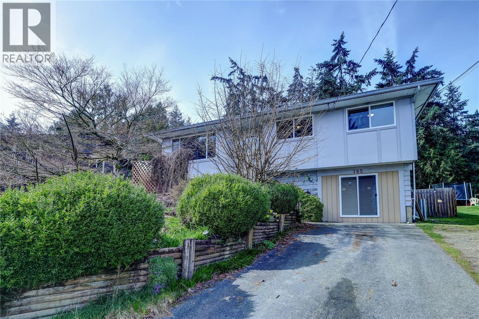 785 Parkview Dr - 1