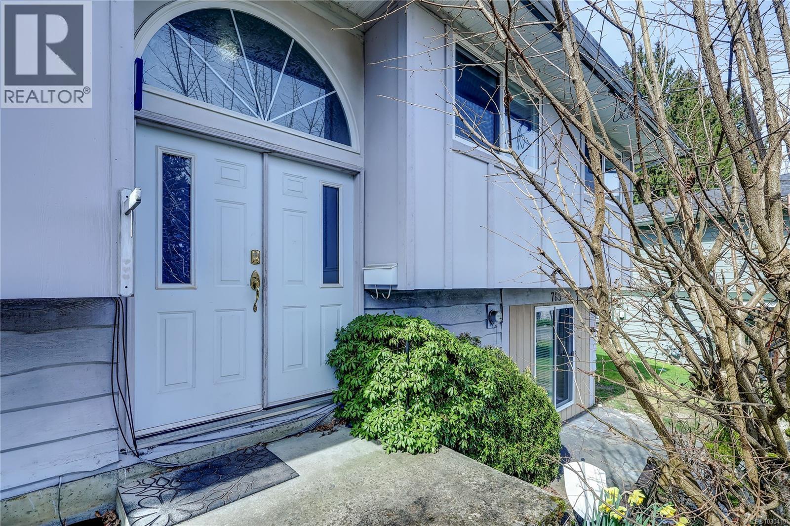 785 Parkview Dr - 2