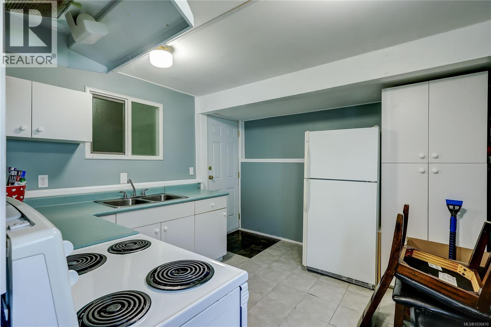 785 Parkview Dr - 24