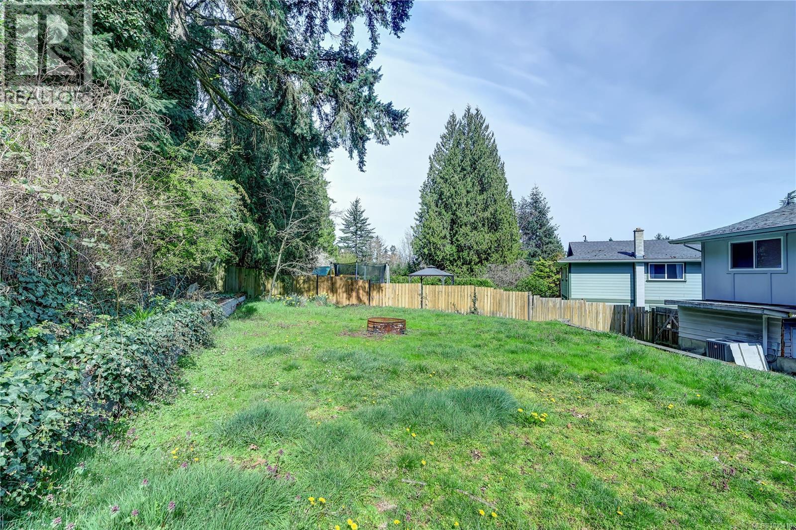 785 PARKVIEW DR - 33