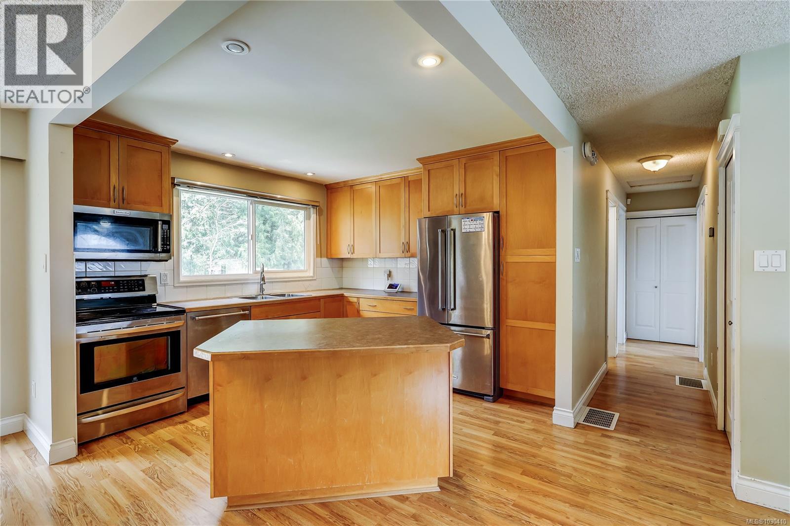 785 Parkview Dr - 6