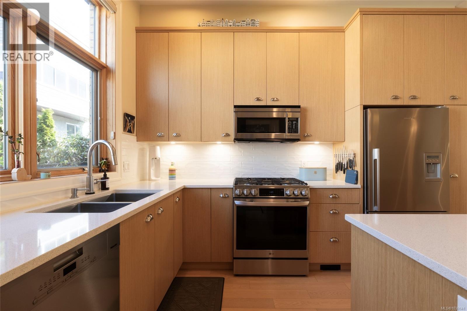 10 1020 Richardson Street, Victoria