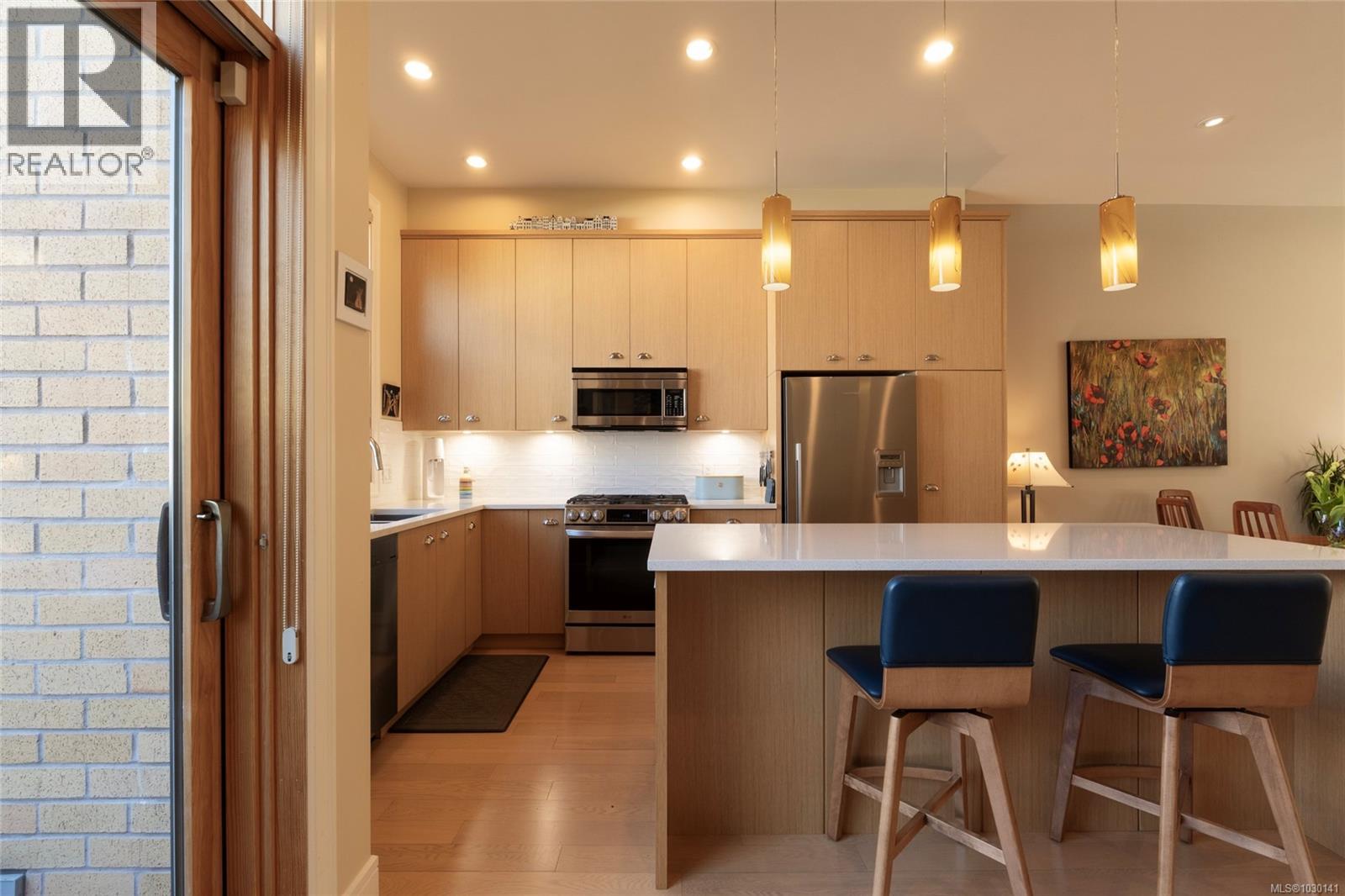 10 1020 Richardson Street, Victoria