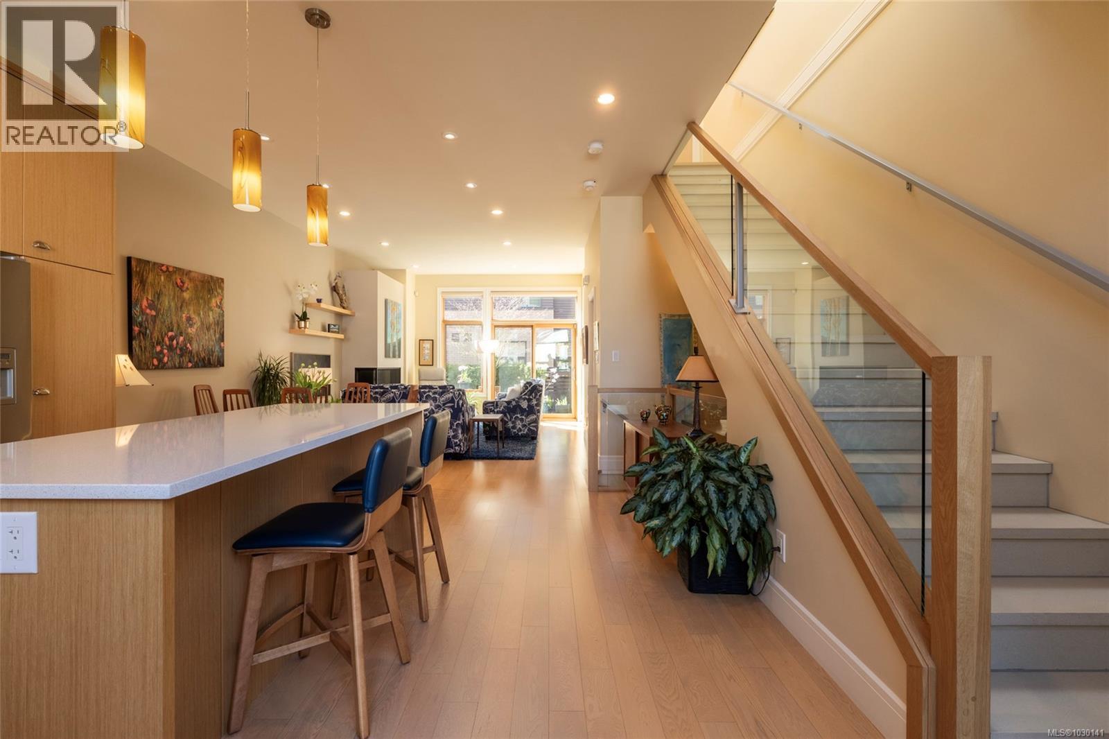 10 1020 Richardson Street, Victoria