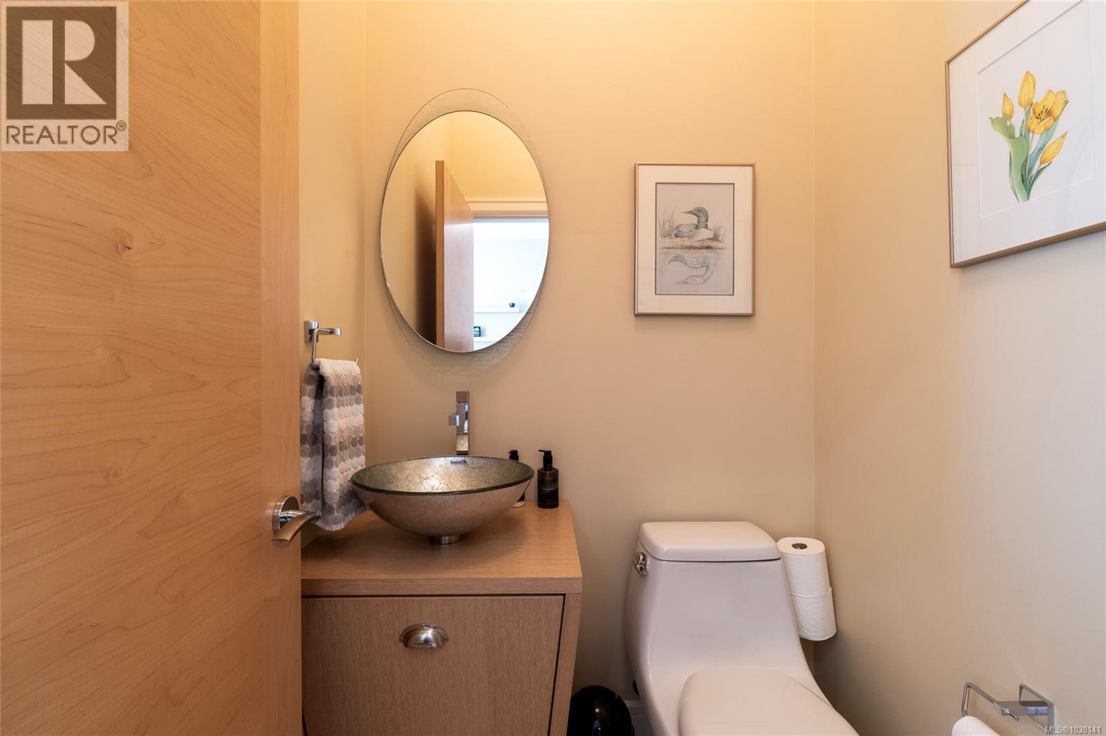 10 1020 Richardson Street, Victoria