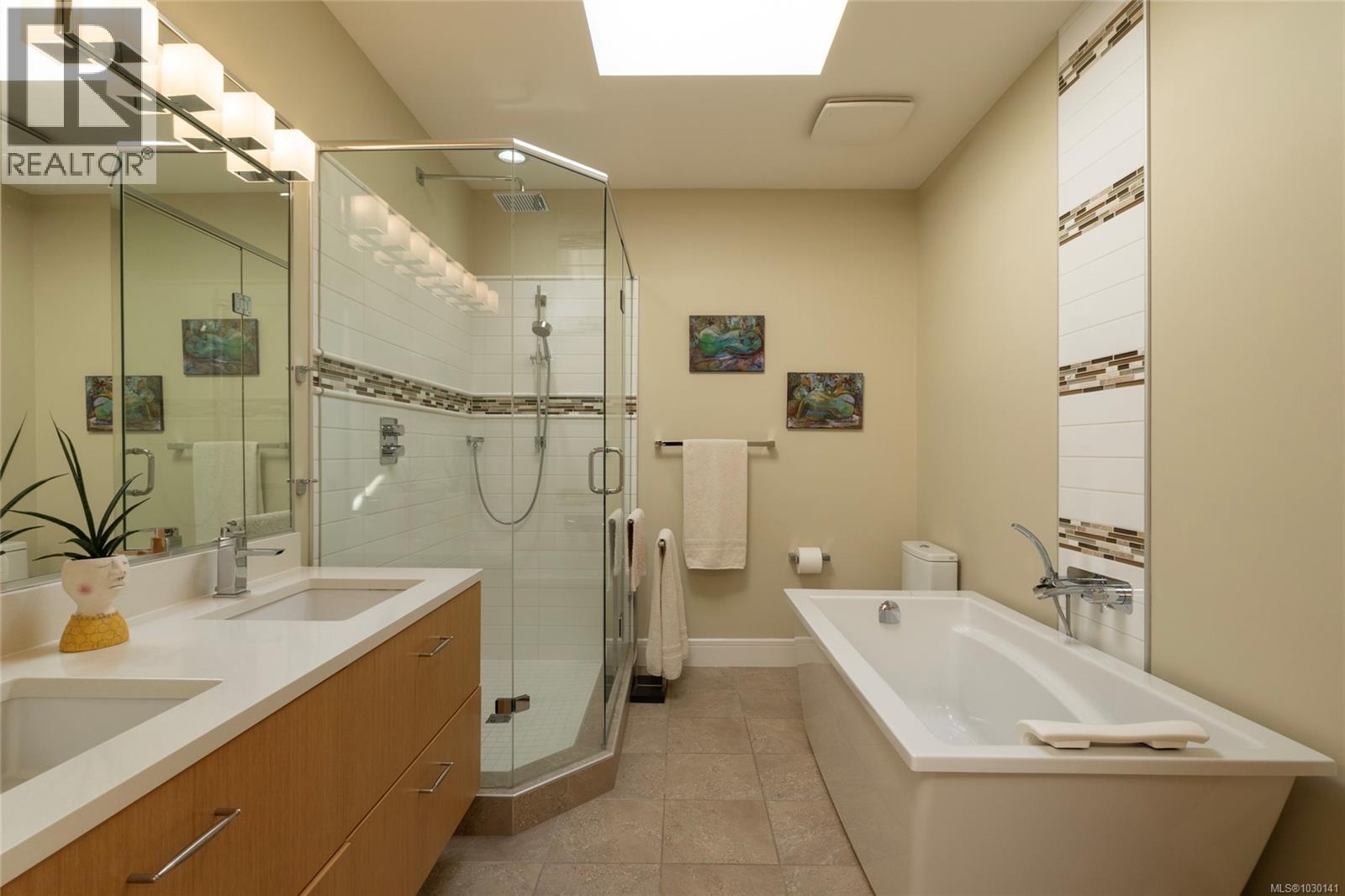 10 1020 Richardson Street, Victoria