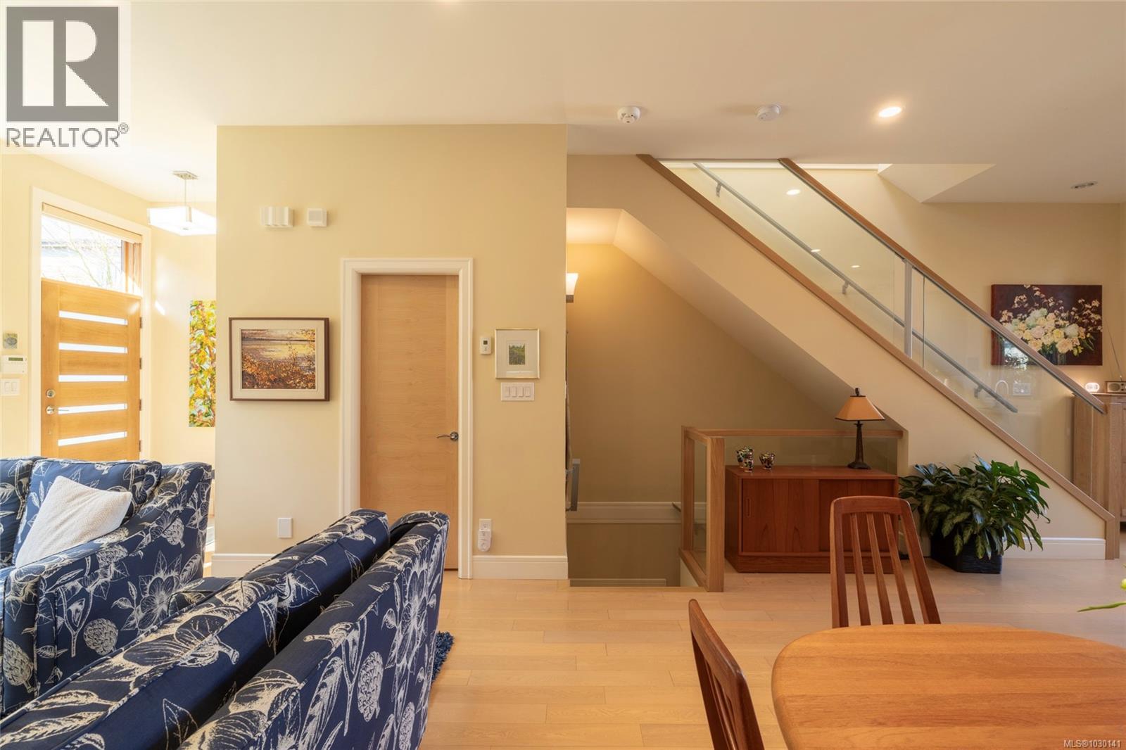 10 1020 Richardson Street, Victoria