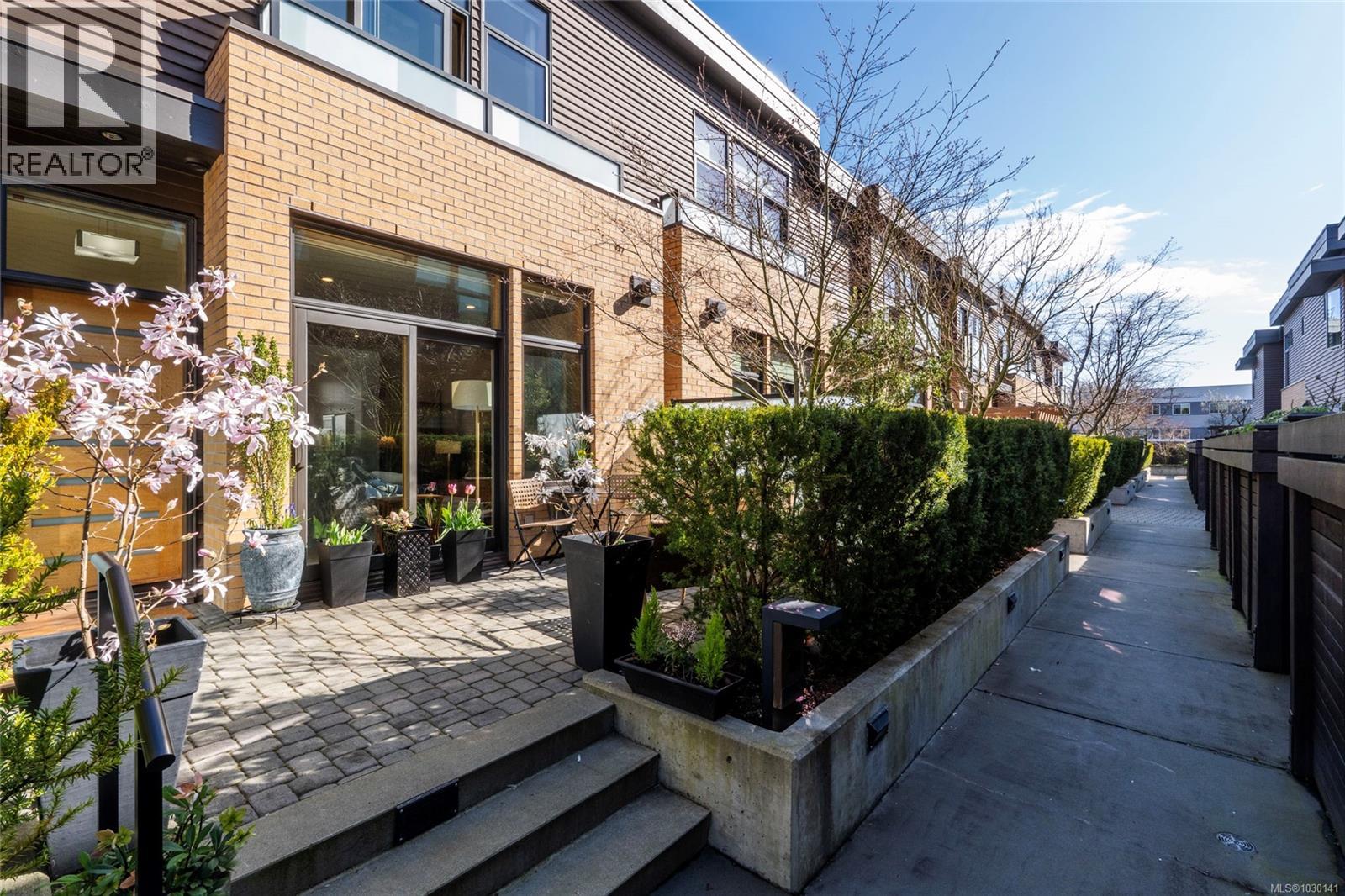 10 1020 Richardson Street, Victoria