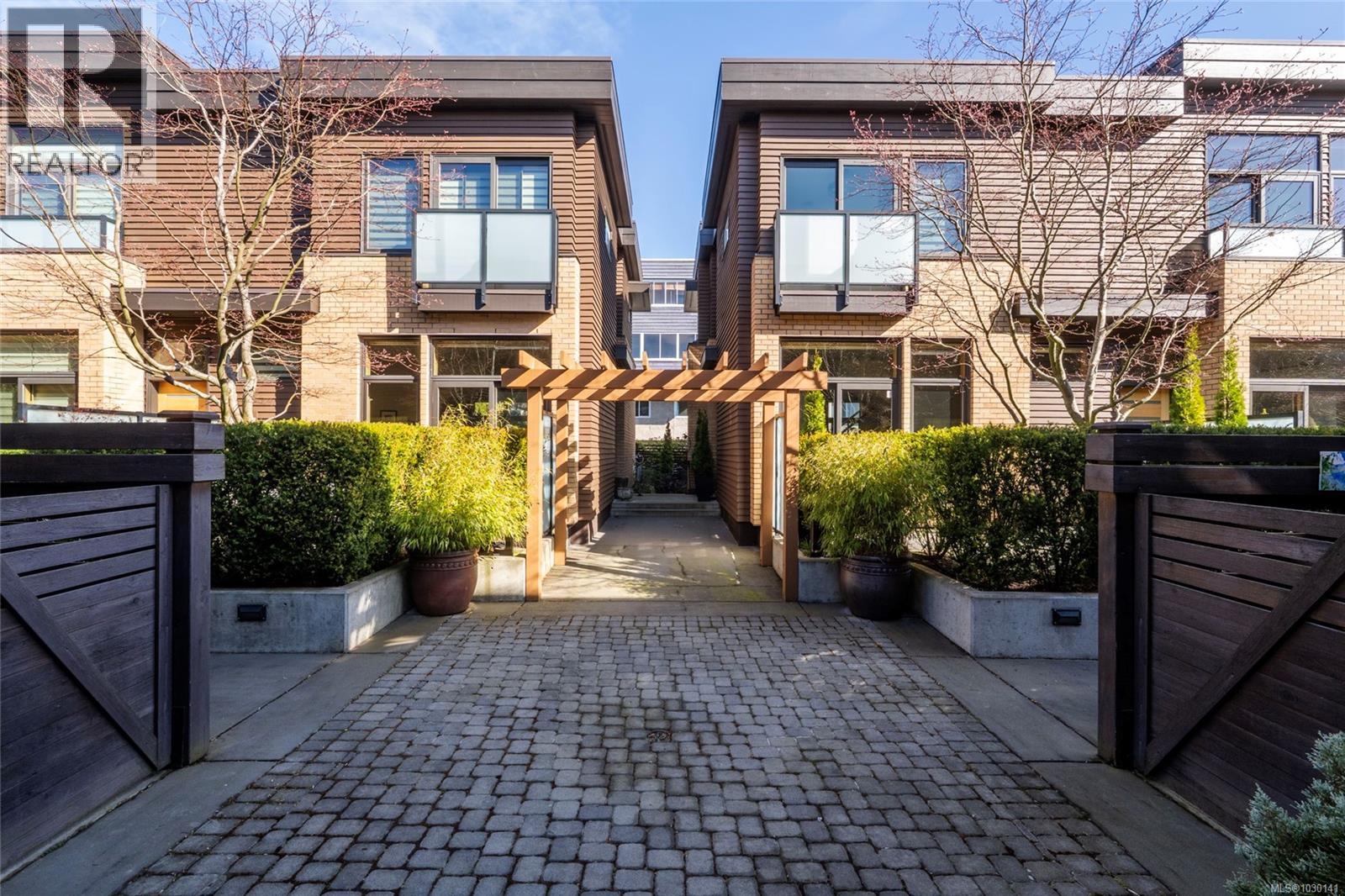 10 1020 Richardson Street, Victoria