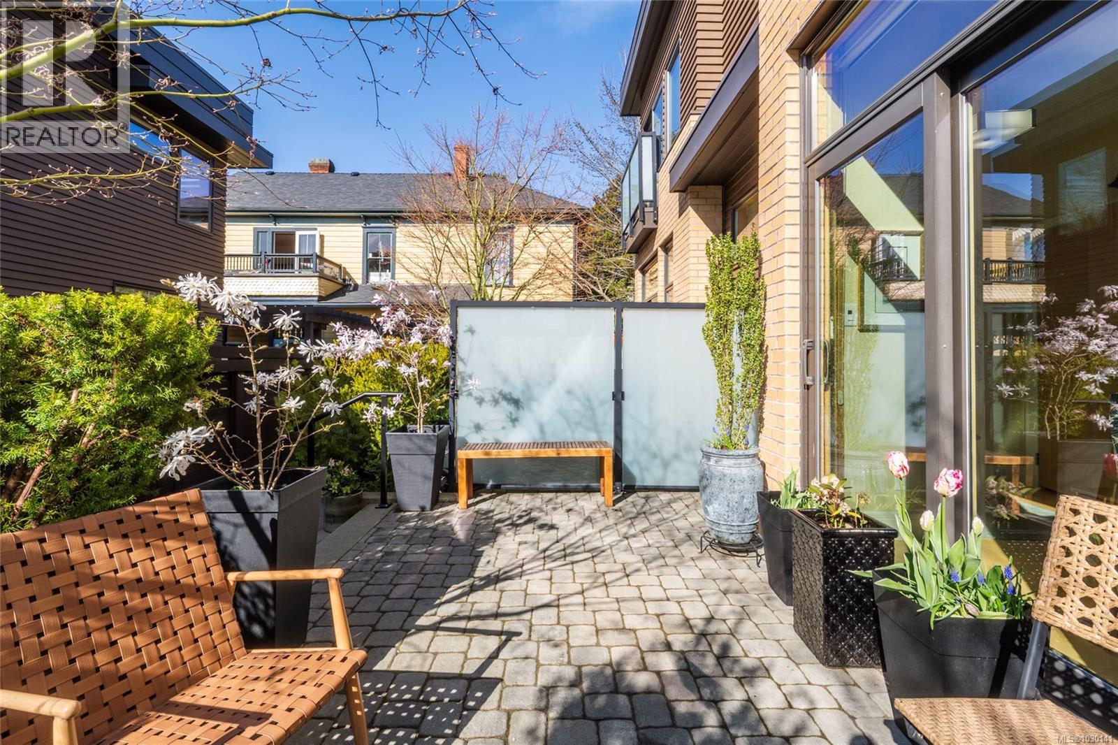 10 1020 Richardson Street, Victoria