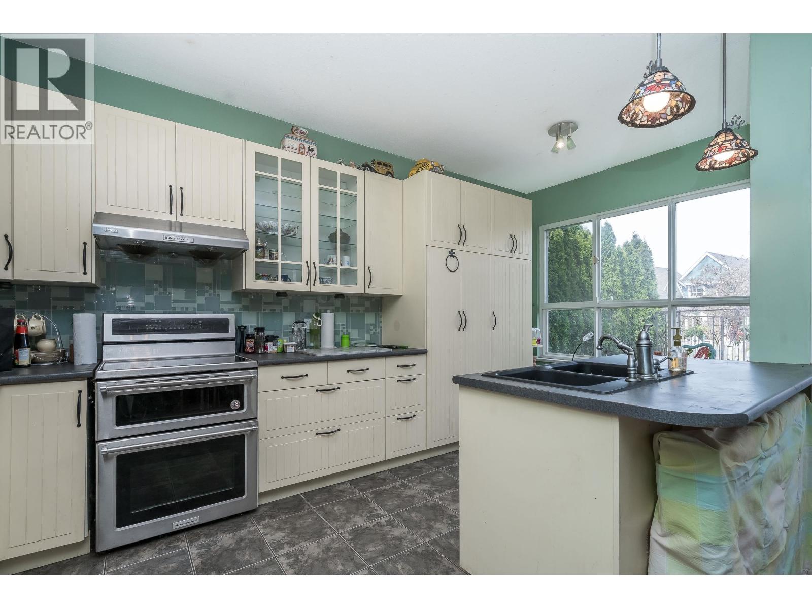 137 STAR CRESCENT, New Westminster