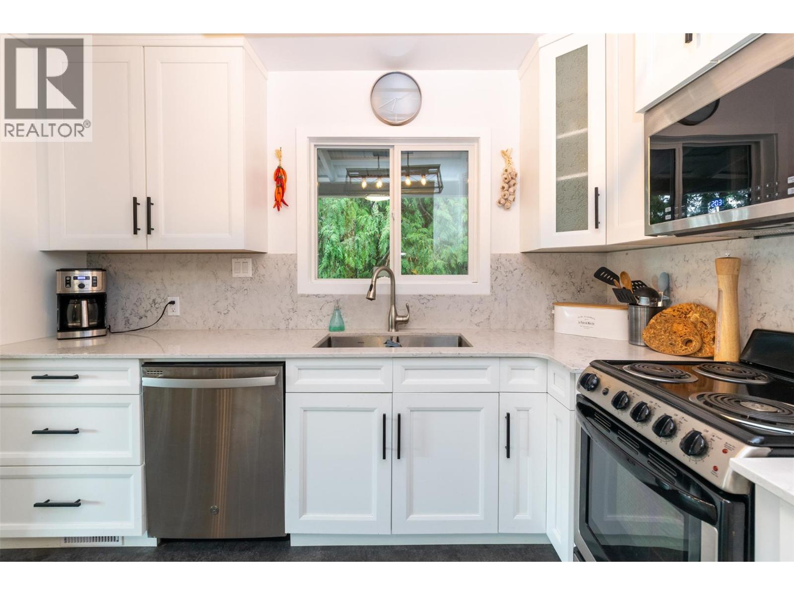  7796 Columbia Drive, Anglemont