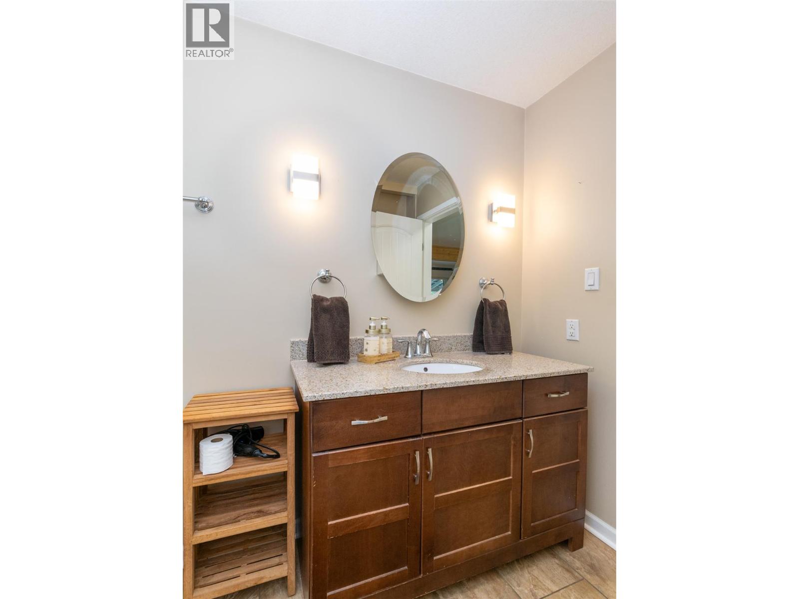  7796 Columbia Drive, Anglemont