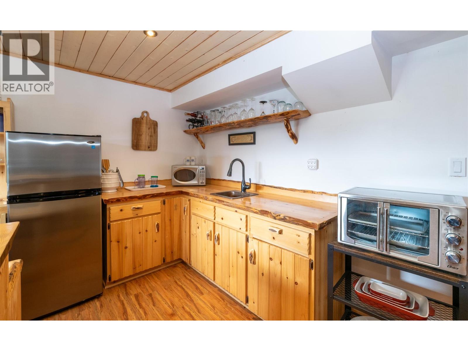  7796 Columbia Drive, Anglemont