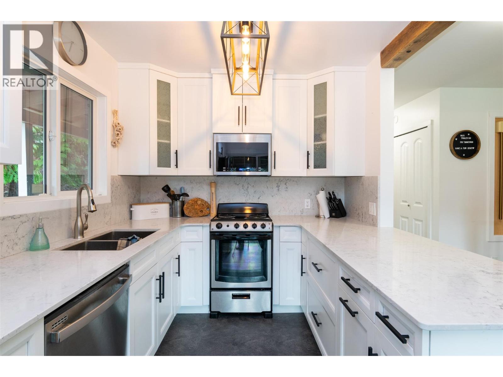  7796 Columbia Drive, Anglemont