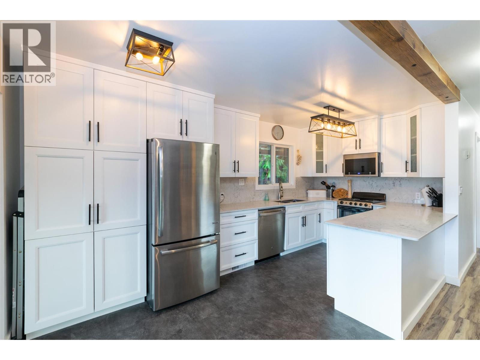  7796 Columbia Drive, Anglemont