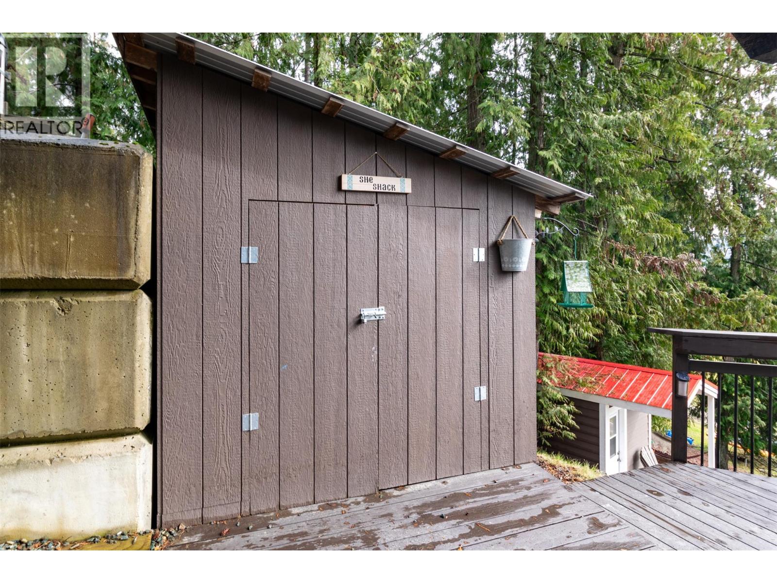  7796 Columbia Drive, Anglemont